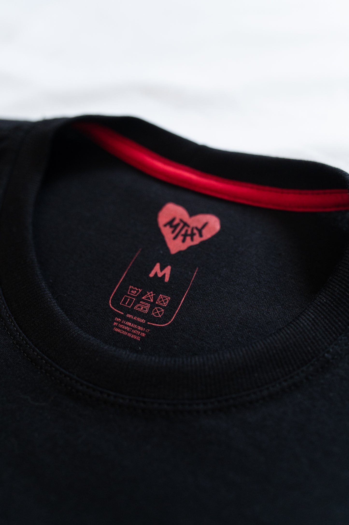 Manga Curta Black and Red T-shirt